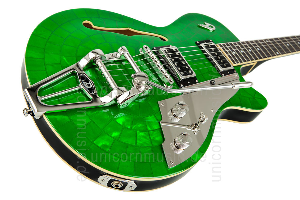 zur Artikelbeschreibung / Preis E-Gitarre DUESENBERG STARPLAYER TV - Emerald Green LTD (Mother of Pearl) (2016) + Custom Line Case