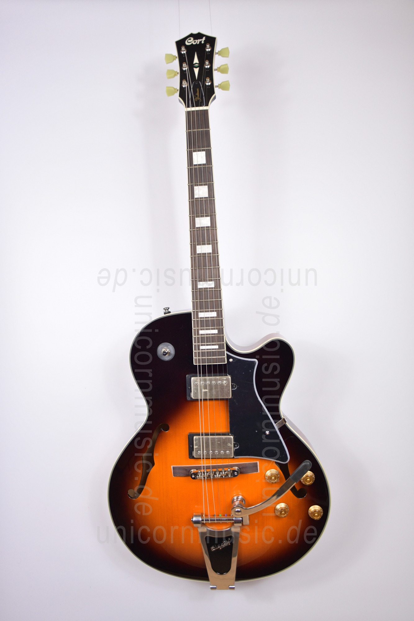 zur Artikelbeschreibung / Preis Halbresonanz Jazz-Gitarre CORT YORKTOWN Tobacco Burst + Bigsby 