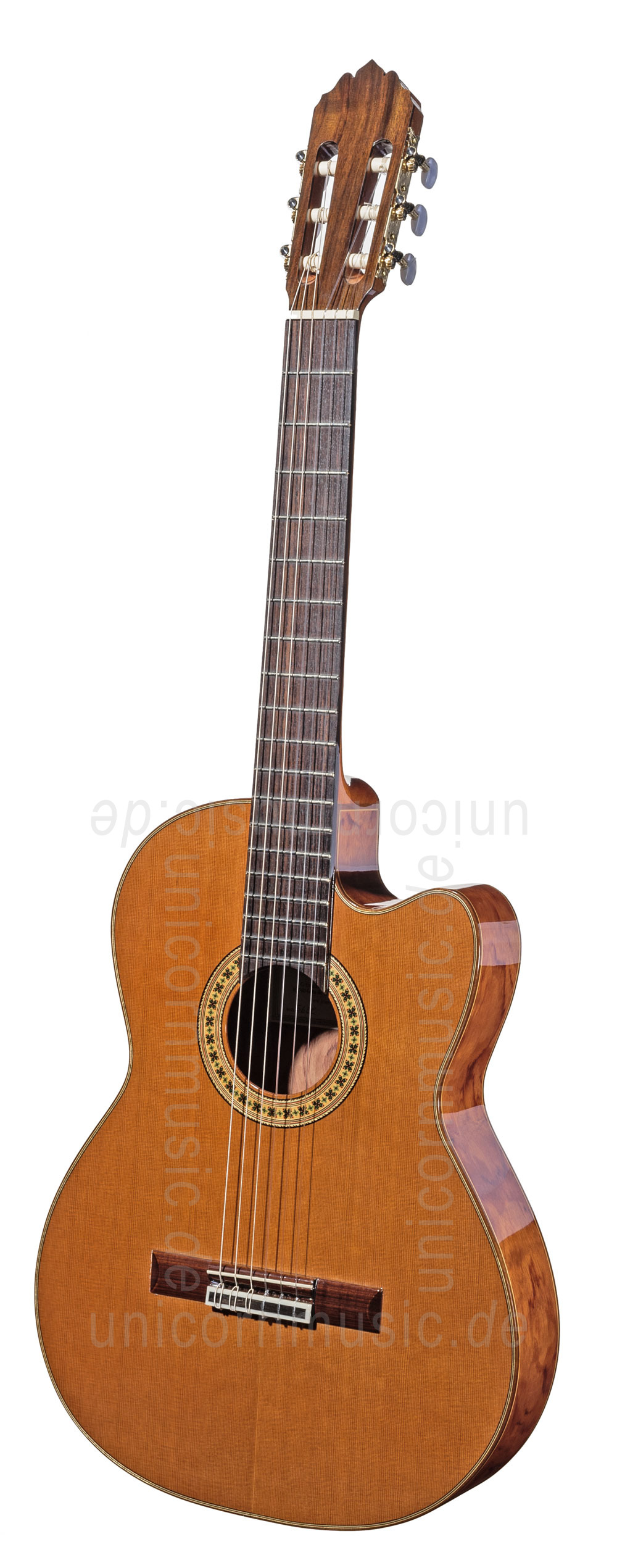 zur Artikelbeschreibung / Preis Spanische Konzertgitarre JOAN CASHIMIRA MODELL 56e E-CE Cutaway Thinline + L.R. Baggs Tonabnehmer - massive Zederndecke