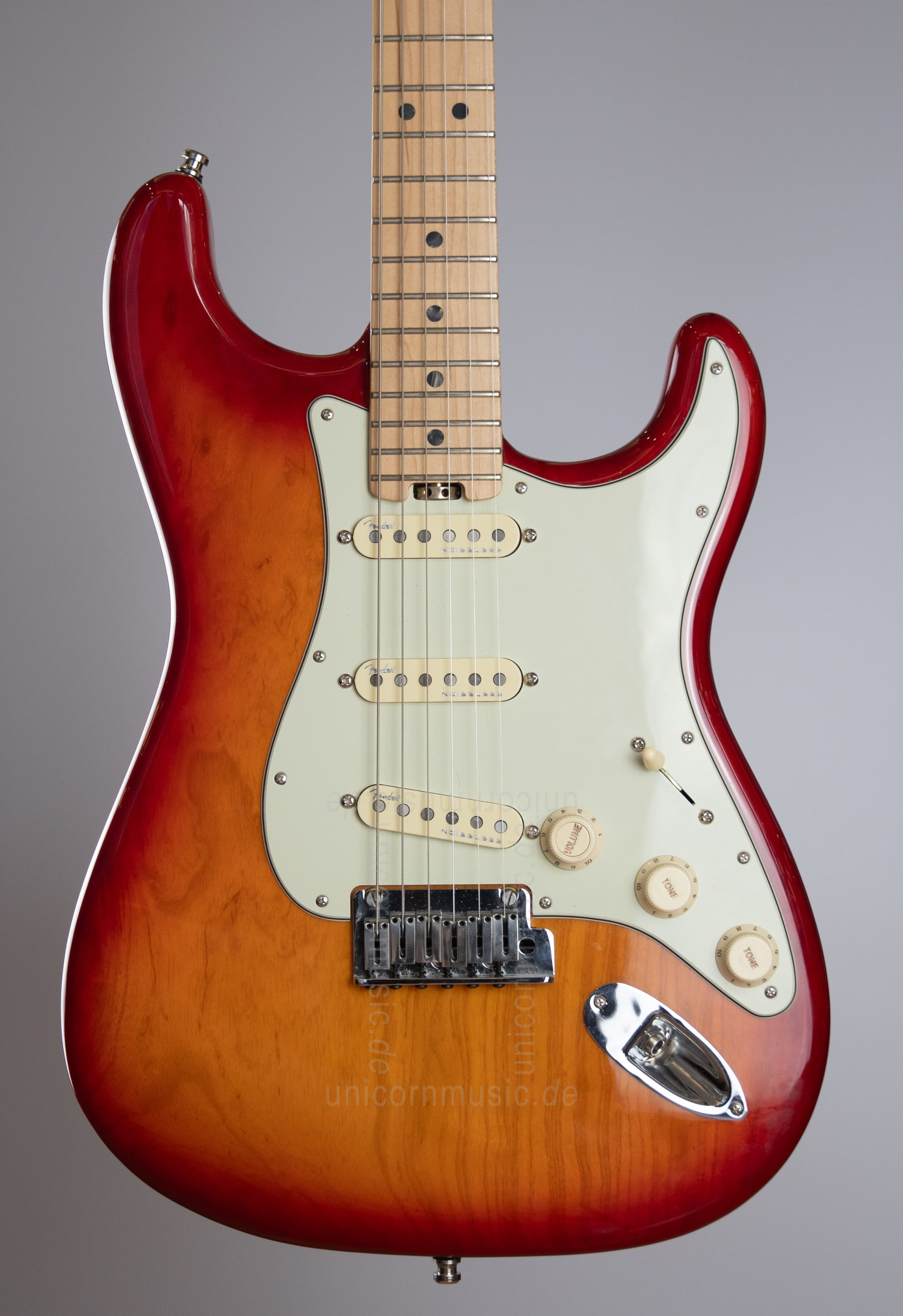 zur Artikelbeschreibung / Preis Fender Am Elite Strat + Koffer - made in USA