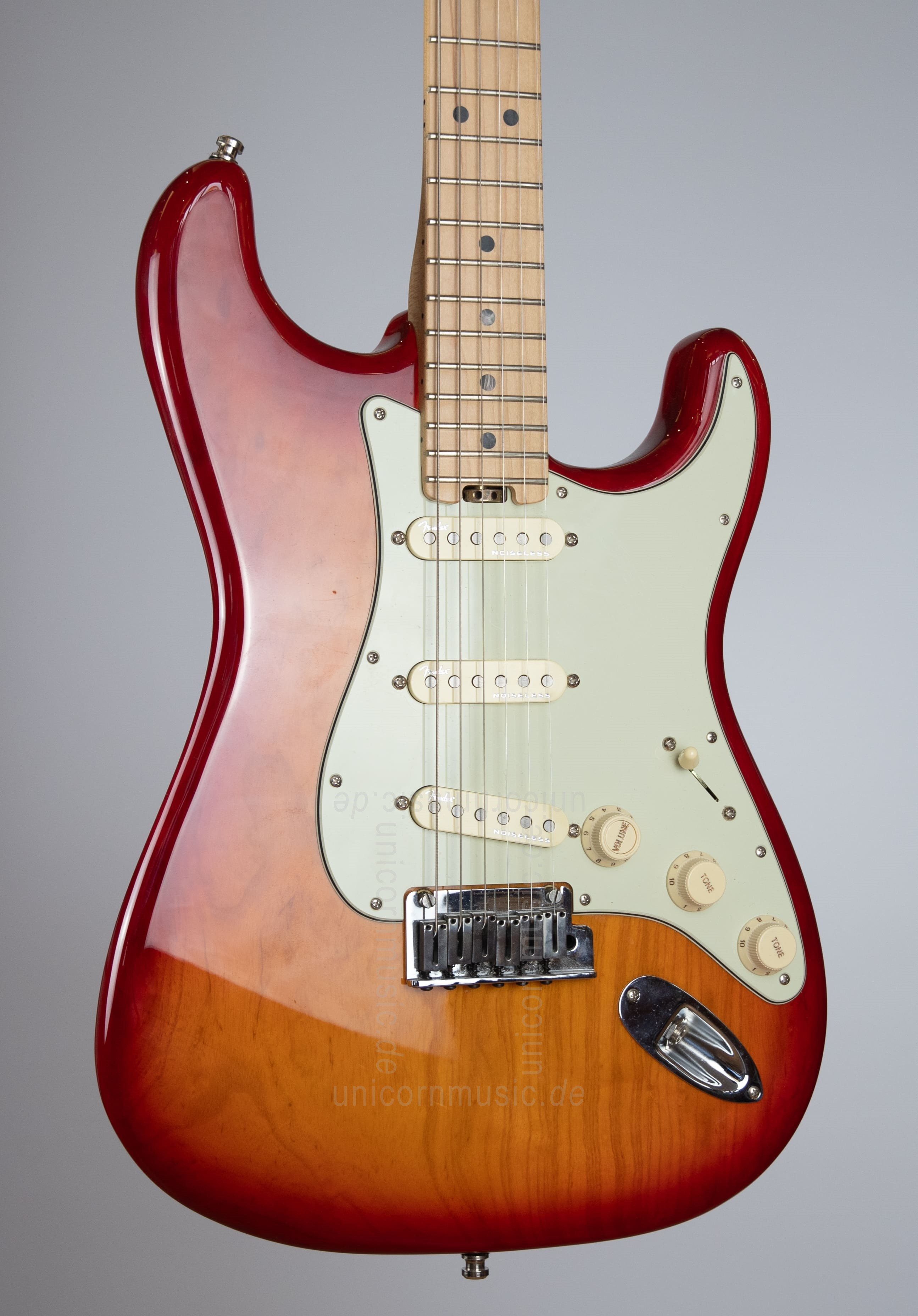 zur Artikelbeschreibung / Preis Fender Am Elite Strat + Koffer - made in USA