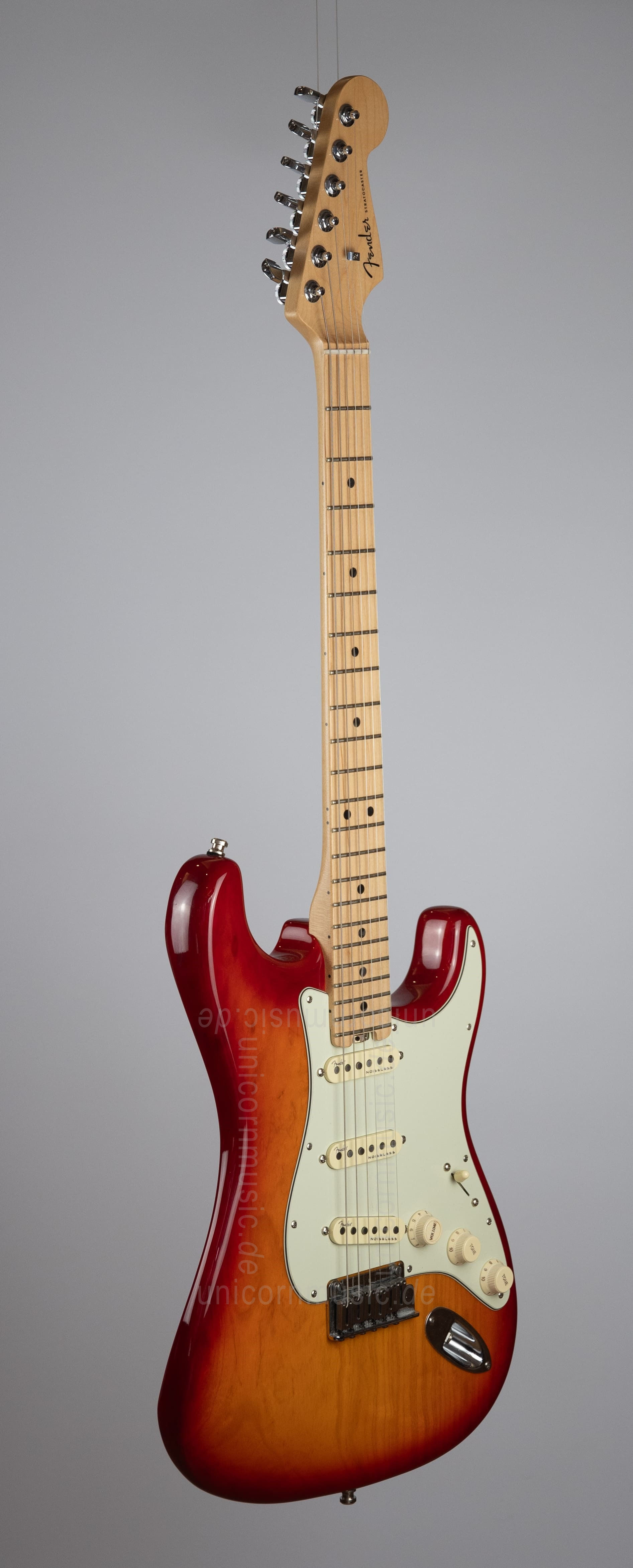 zur Artikelbeschreibung / Preis Fender Am Elite Strat + Koffer - made in USA