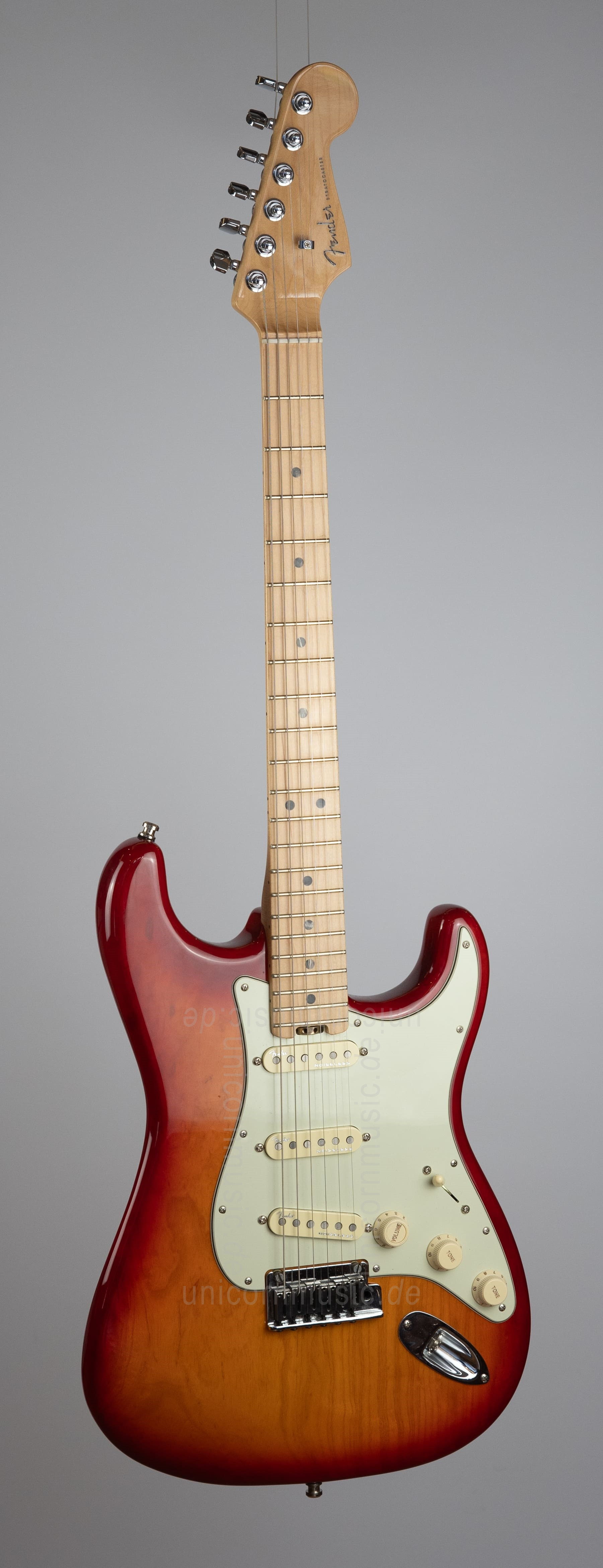 zur Artikelbeschreibung / Preis Fender Am Elite Strat + Koffer - made in USA